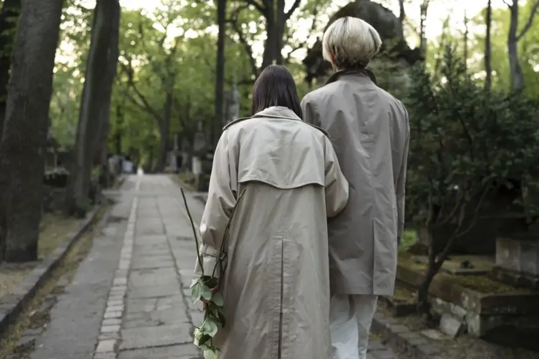 Kto zarządza cmentarzem parafialnym? Poznaj odpowiedzialności i przepisy