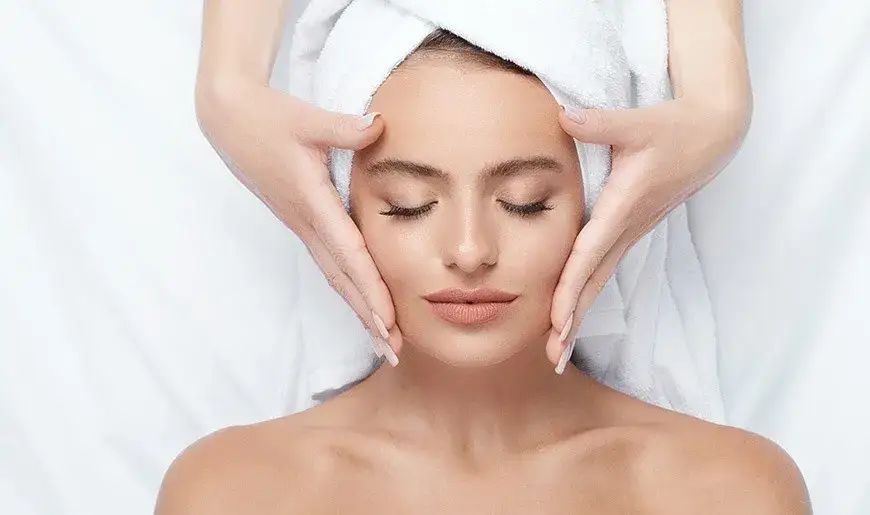 Masaż klasyczny twarzy: korzyści i techniki dla zdrowia skóry