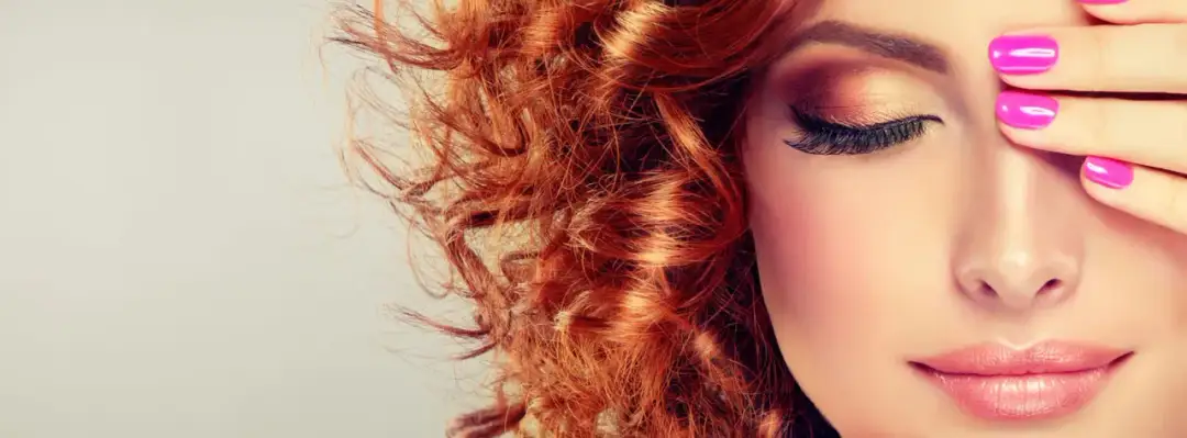 Jaki makijaż do czerwonych włosów, by uniknąć nieestetycznych efektów?