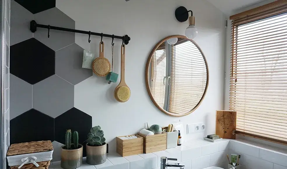 Jak zasłonić okno w łazience: 5 skutecznych sposobów na prywatność