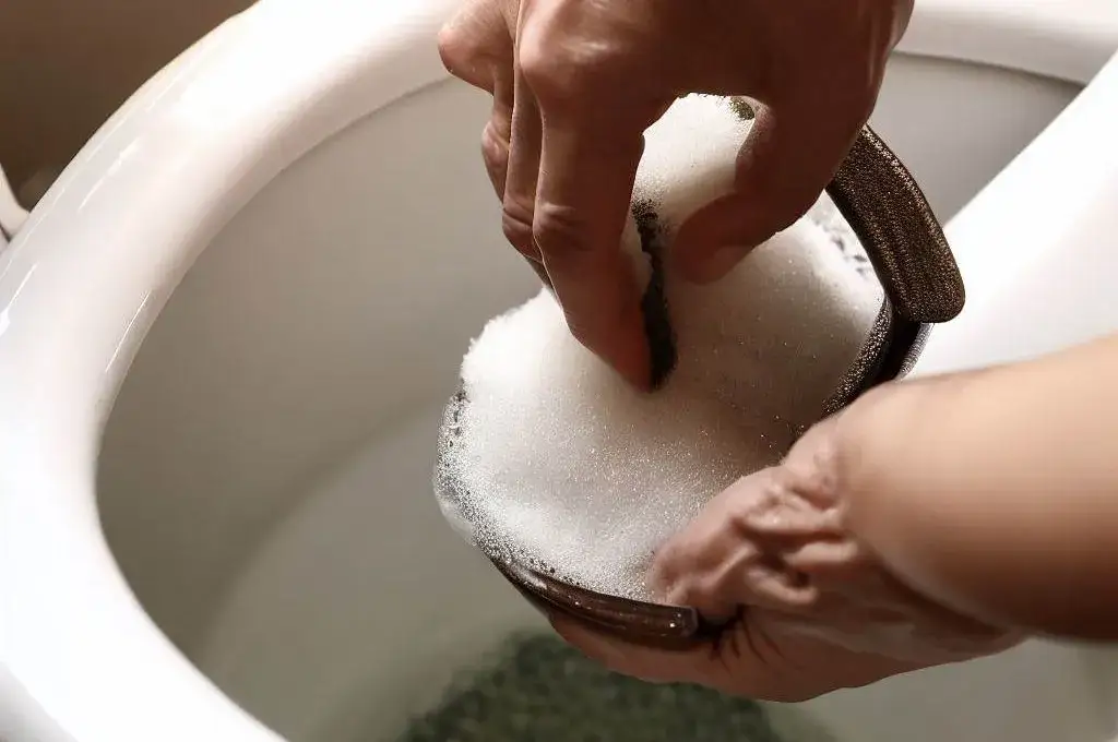 Jak prawidłowo wyrzucić muszlę klozetową? Poznaj skuteczne metody