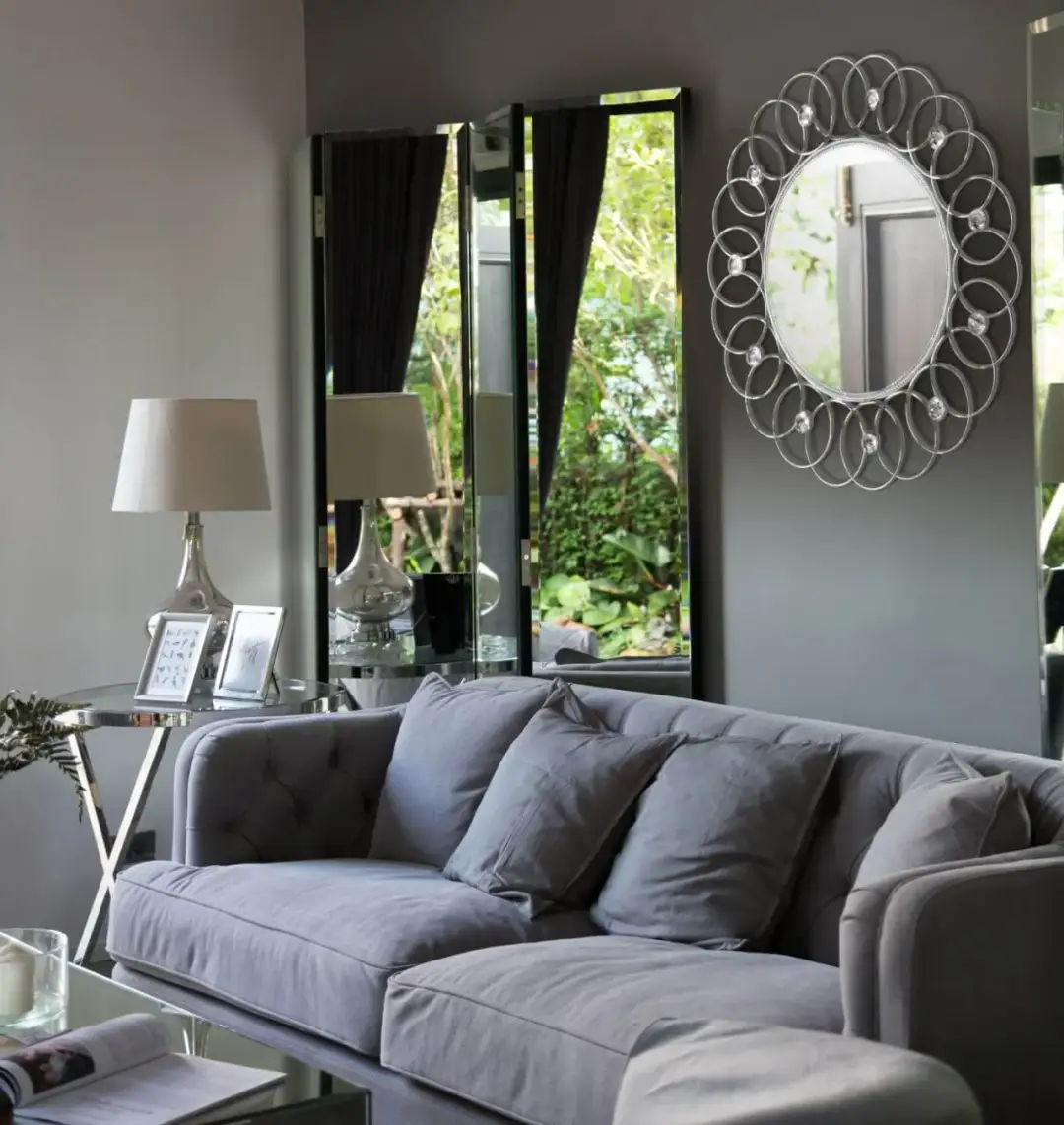 Gdzie powiesić lustro w salonie, aby optycznie powiększyć przestrzeń?