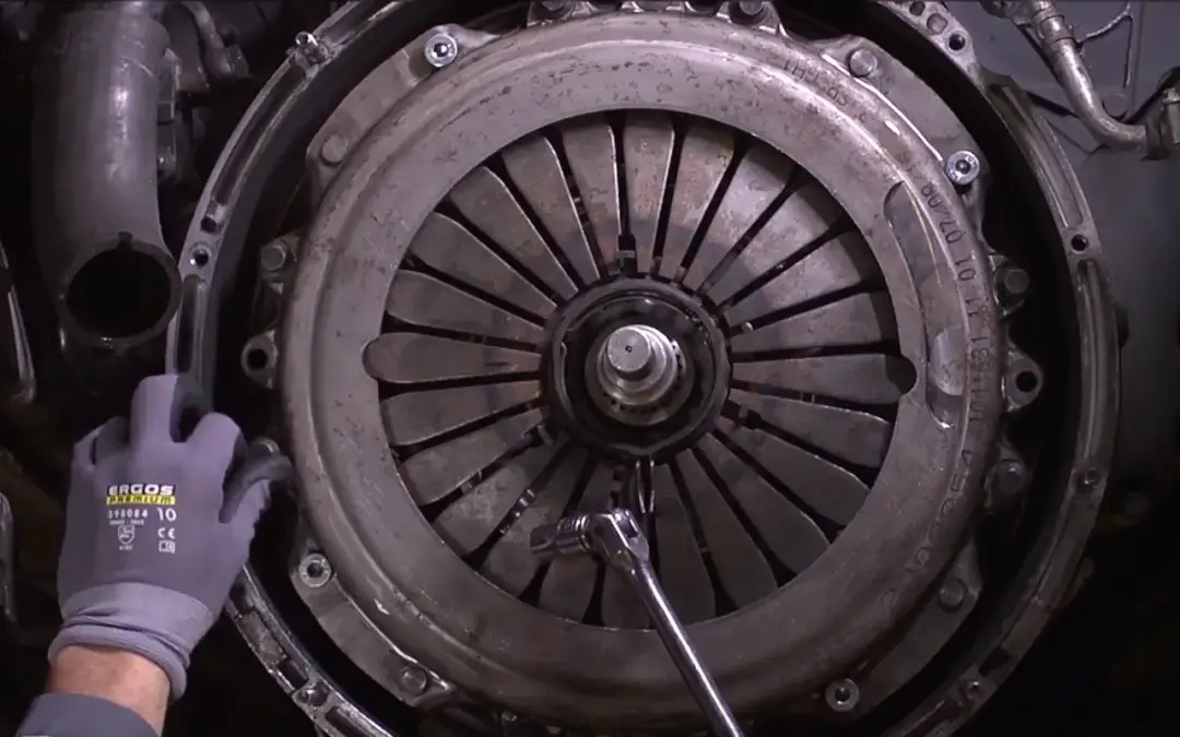 Ile trwa wymiana sprzęgła? Szybka i tania naprawa bez stresu