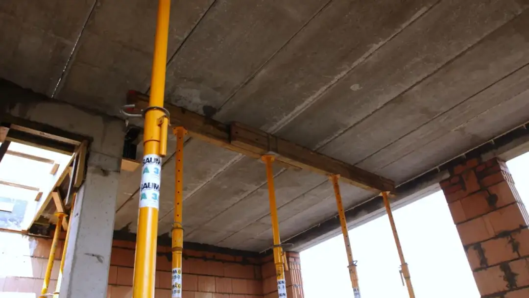 Prawidłowe rozszalowanie stropu - poznaj bezpieczne terminy demontażu