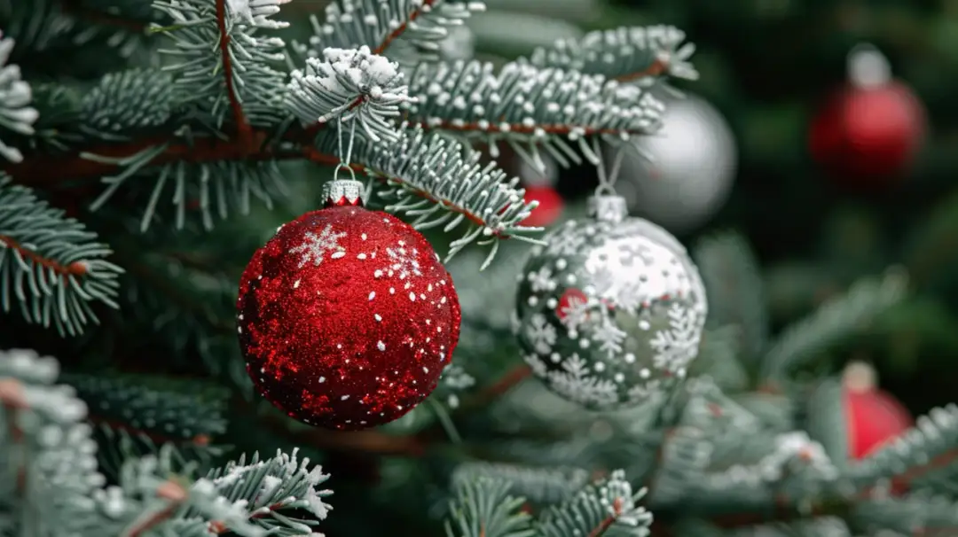 Choinka czerwono biała: Połączenie klasycznych kolorów świątecznych 