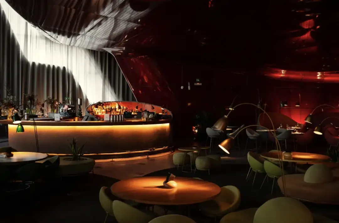 Atmosfera w stylu luksusowej rozrywki – jak tworzyć wnętrza, które budzą emocje i przyciągają uwagę