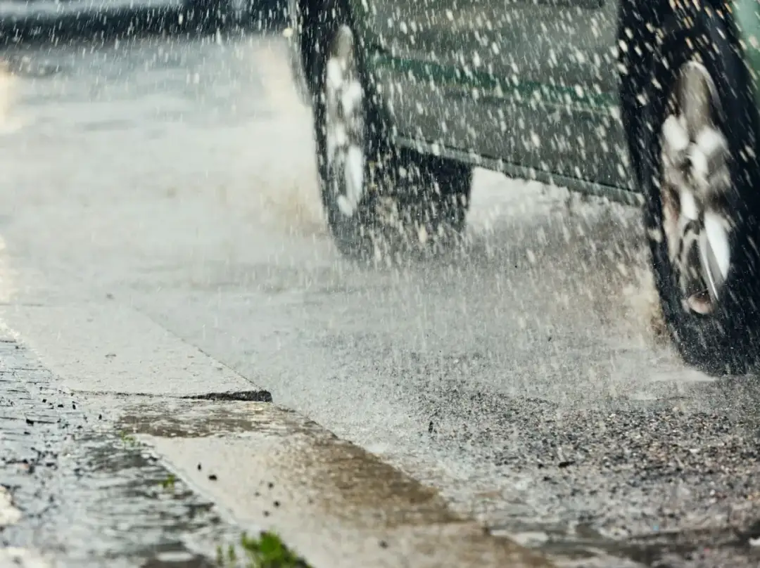 Czym jest zjawisko aquaplaningu i jak uniknąć niebezpieczeństw?