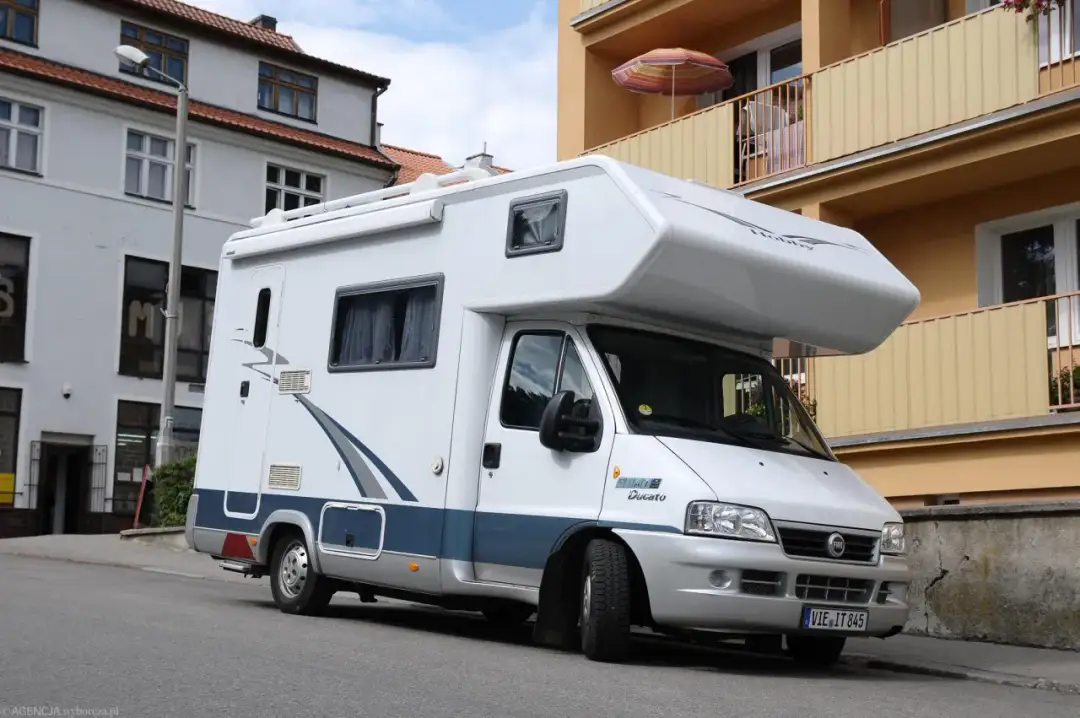 Jakie prawo jazdy potrzebne na bus 20 osobowy? Sprawdź wymagania