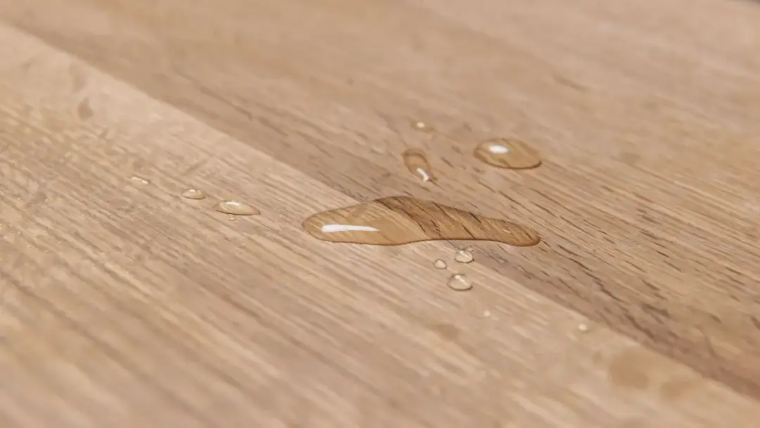 Parapet drewniany olejowany czy lakierowany - co wybrać dla trwałości?