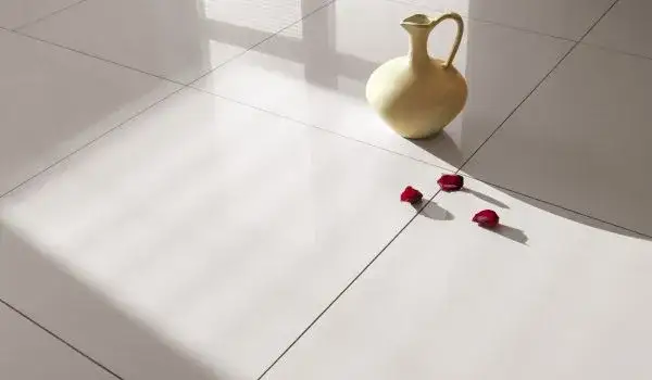 Czym myć gres szkliwiony, aby uniknąć uszkodzeń i zachować blask?