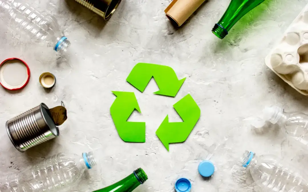 Co powstaje z recyklingu plastiku? Produkty z przetworzonych odpadów z tworzyw sztucznych