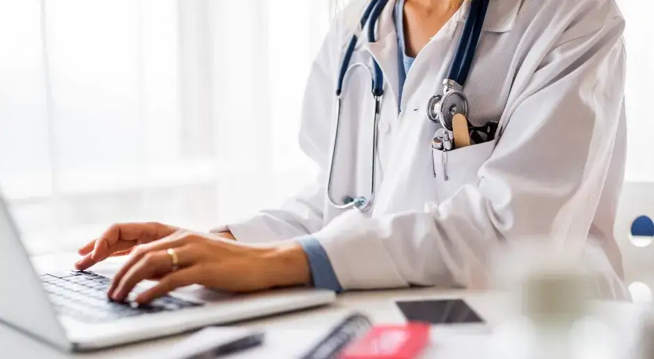 Jak sprawdzić czy lekarz wystawił L4: wszystkie sposoby weryfikacji w 2025