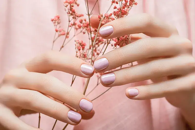 Jak ładnie pomalować paznokcie? Proste triki na profesjonalny manicure w domu