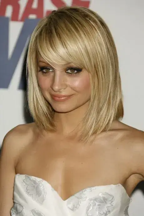 Fryzury i makijaż dla kwadratowej twarzy, które zatuszują ostre rysy Fryzury i makijaż dla kwadratowej twarzy, które zatuszują ostre rysy