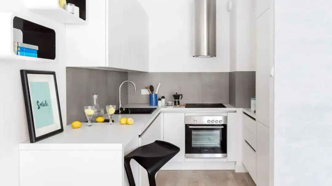 Mała kuchnia we wnęce: 5 sprytnych trików na funkcjonalność