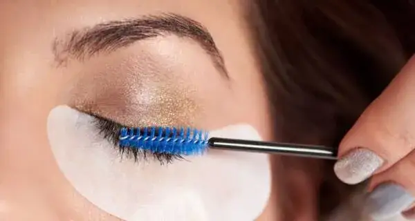 Jak prawidłowo czesać sztuczne rzęsy, by uniknąć uszkodzeń i przedłużyć ich żywotność