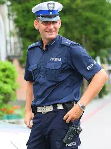 Dlaczego chcę pracować w policji? Motywacje, korzyści i wyzwania tej pracy