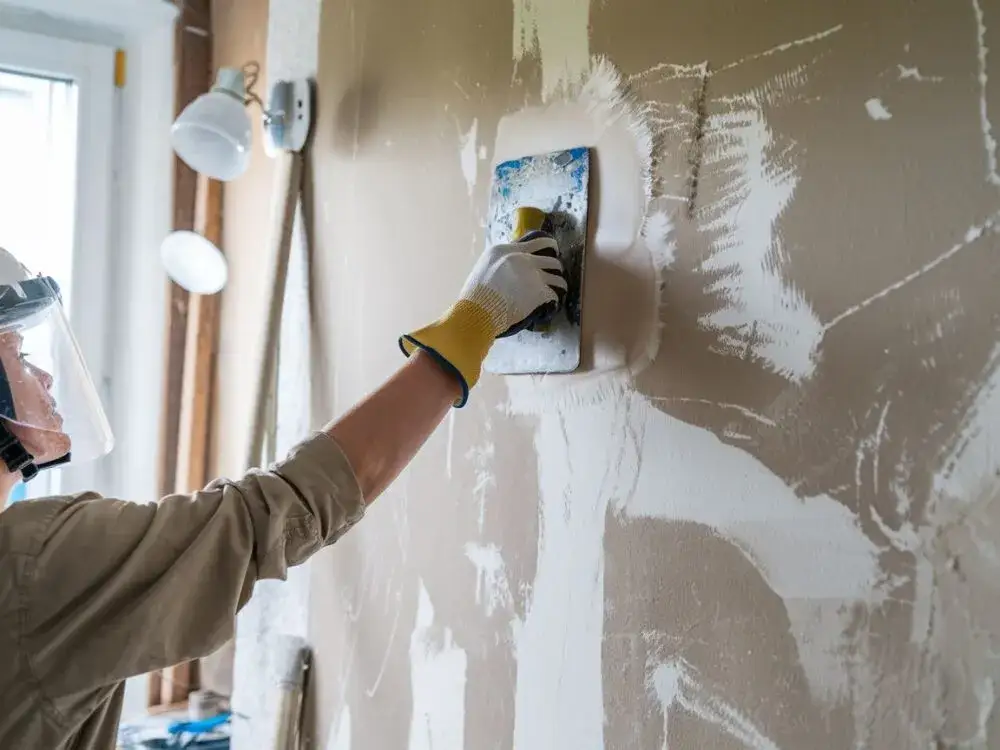 Usuwanie tynku żywicznego: Poradnik DIY. Skuwać czy odnawiać?