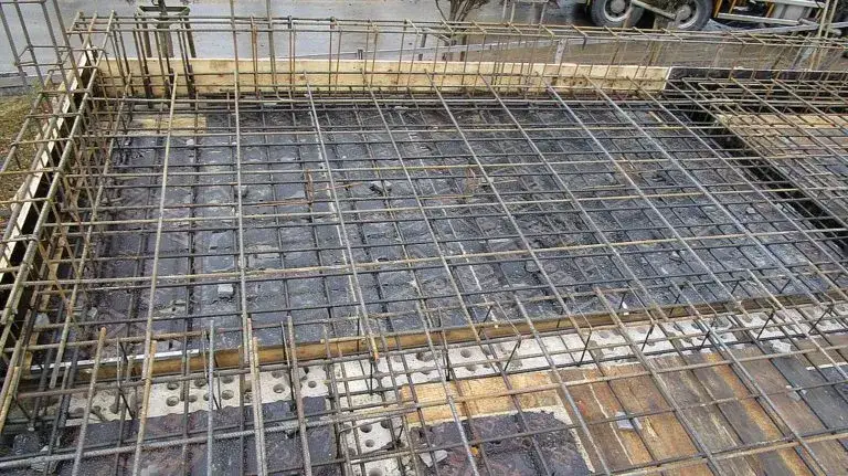 Jak pole zbrojenia wpływa na bezpieczeństwo konstrukcji żelbetowych
