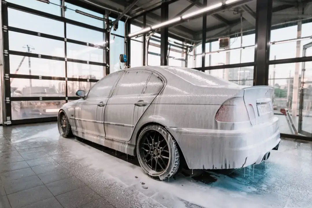 Jak usunąć wosk z samochodu i uniknąć uszkodzeń lakieru