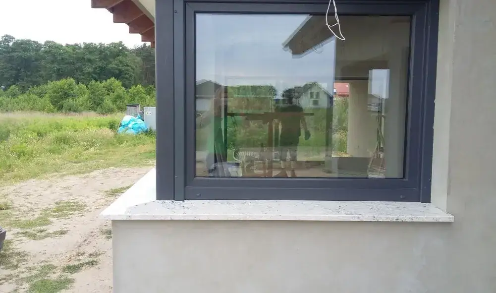 Jaki parapet zewnętrzny pasuje do okien antracytowych? Sprawdź praktyczne porady