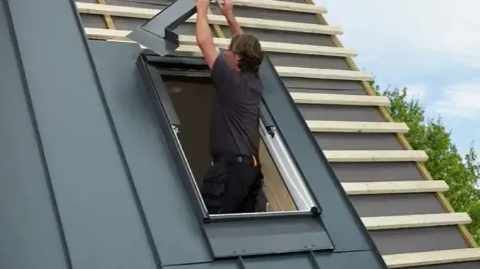 Jak zamontować okno dachowe w istniejącym dachu z blachy trapezowej bez błędów