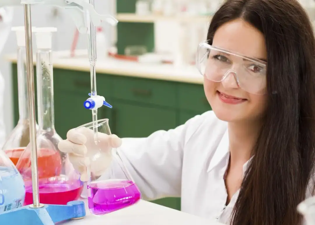 Kto może pracować w laboratorium medycznym? Sprawdź wymagania i kwalifikacje