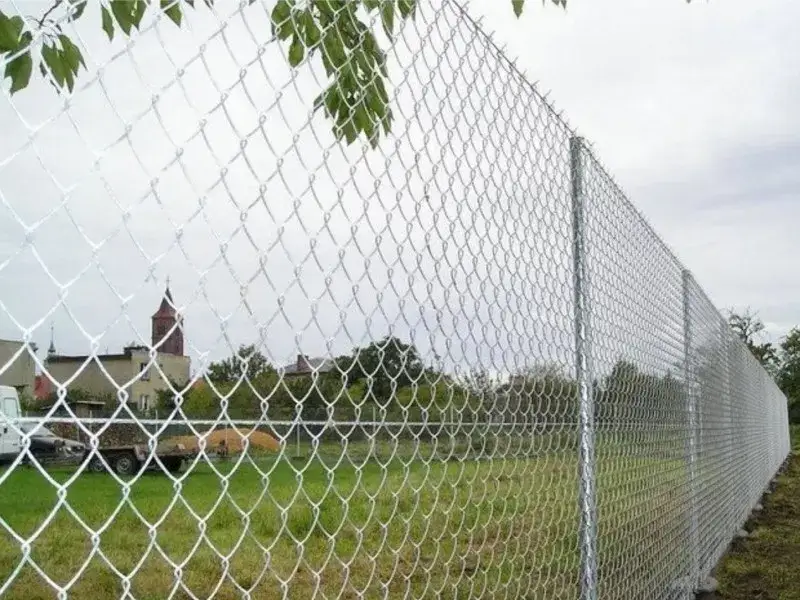 Ogrodzenie z siatki leśnej: co ile słupki dla stabilności i oszczędności