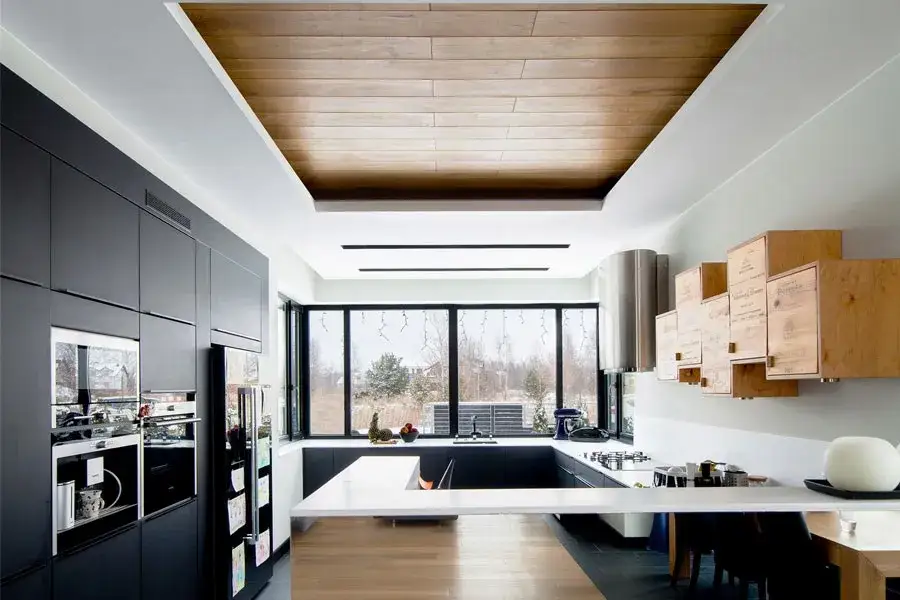 Sufit w kuchni z halogenami: jak zaplanować idealne oświetlenie