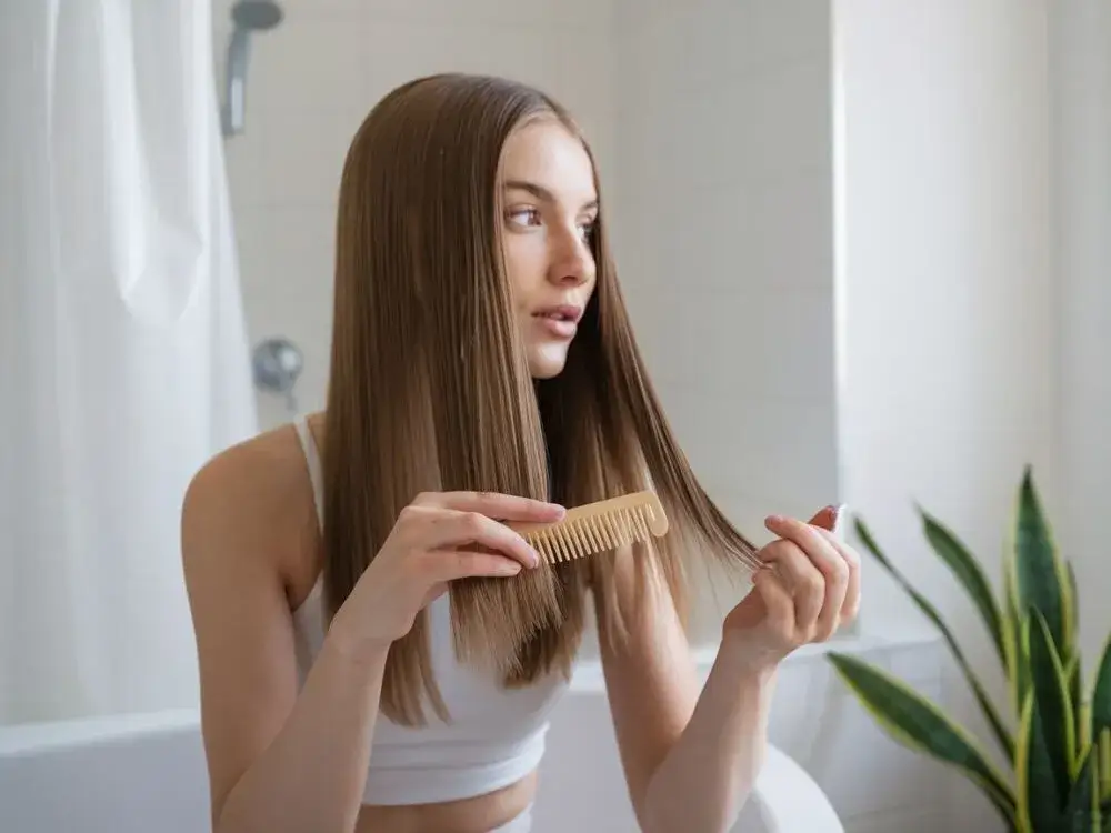 Proste włosy bez prostownicy? Odkryj zdrowe triki na gładkość!