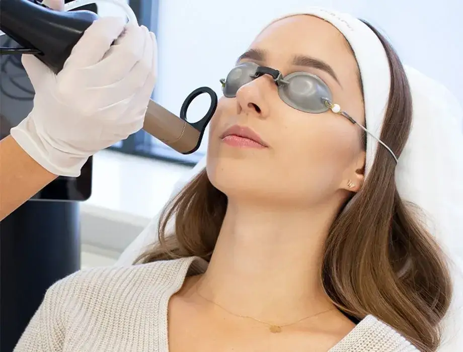 Laser frakcyjny czy mezoterapia - co wybrać dla zdrowej skóry?