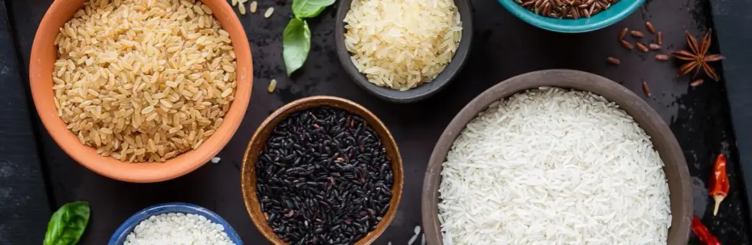 Ile kalorii ma ryż? Przelicznik, rodzaje i triki na diecie!