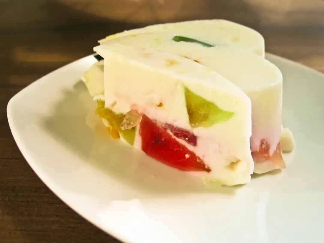 Perfekcyjny śmietanowiec z galaretkami: Przepis bez wpadek!