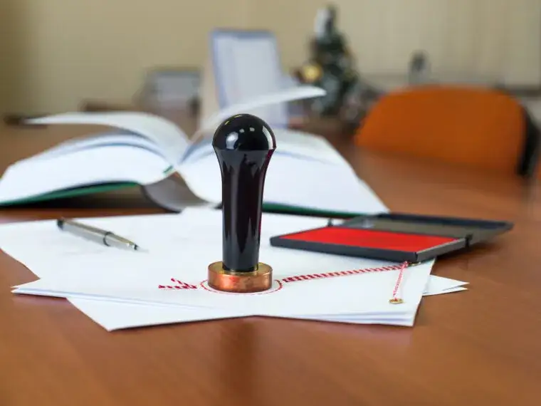 Notariusz co robi? Odkryj ważne zadania i funkcje notariusza