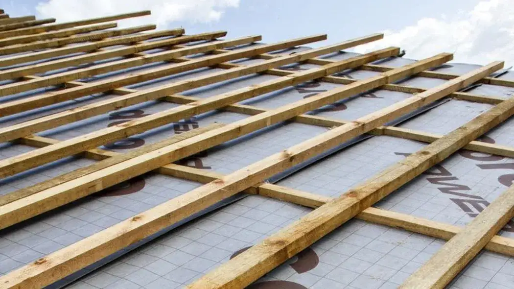 Czym pokryć dach? Porównanie materiałów, które zaoszczędzą Twój budżet