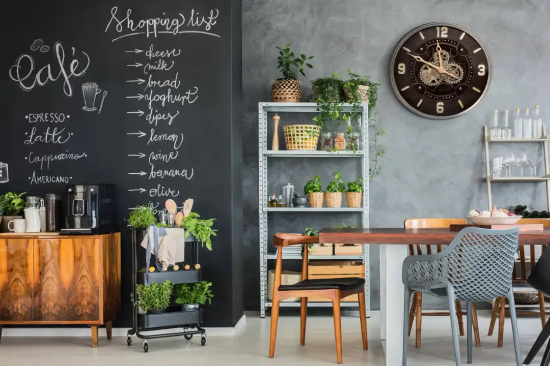 Pusta ściana w kuchni: 30+ inspiracji funkcjonalnych i stylowych