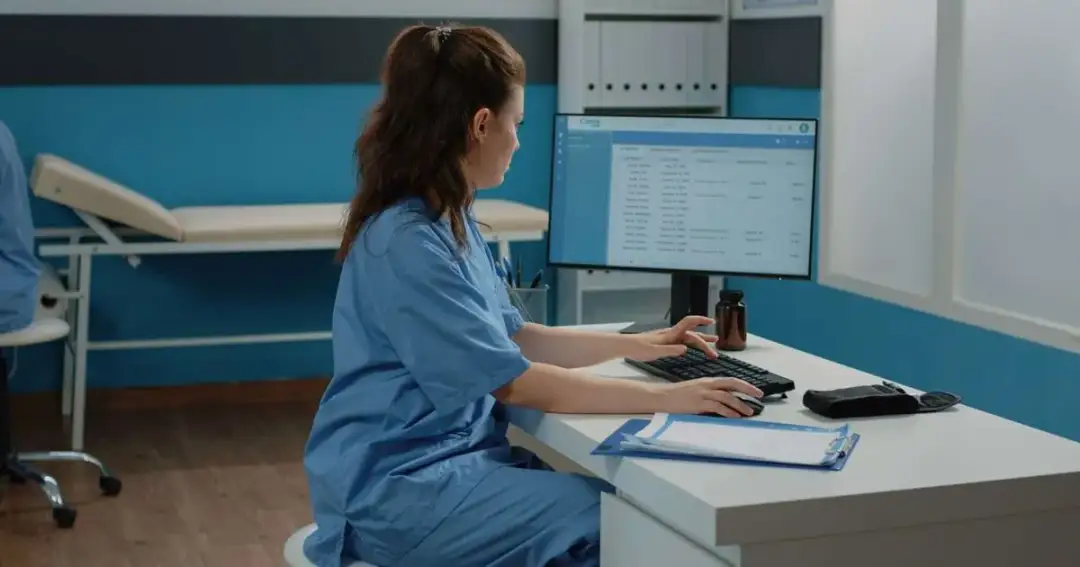 Jak obliczyć czas pracy pielęgniarki szkolnej i uniknąć błędów w etatach