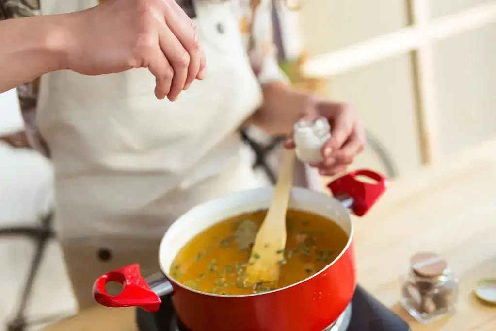 Co zrobić gdy zupa jest za słona? Skuteczne sposoby na ratunek