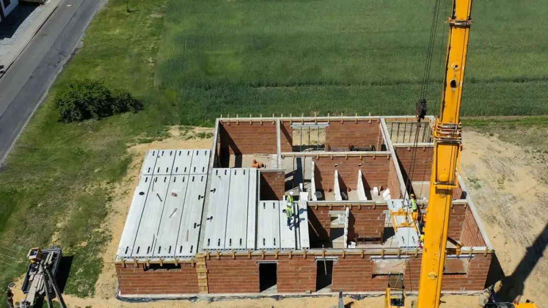 Montaż płyt stropowych sprężonych: krok po kroku i praktyczne porady