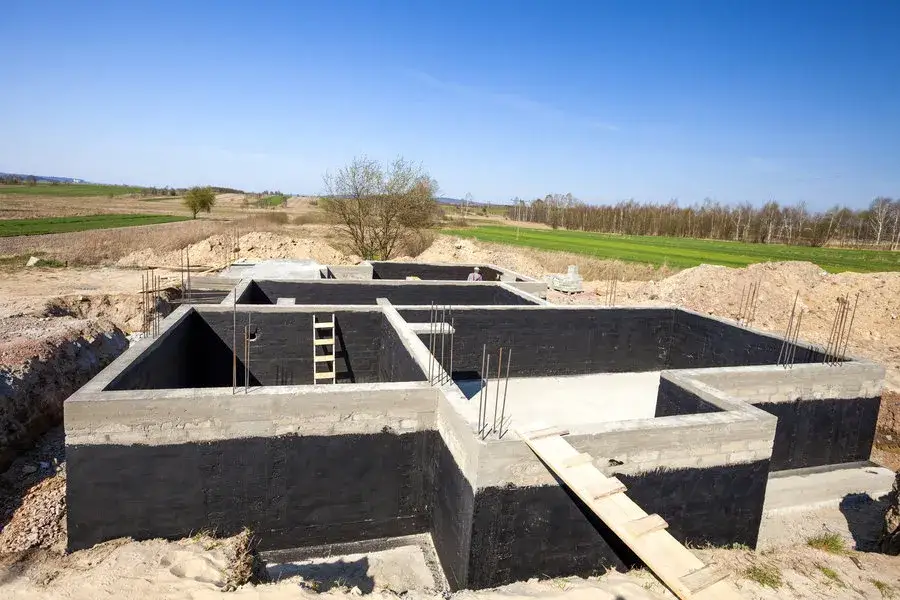 Dom na słupach fundamentowych: Innowacyjne rozwiązanie budowlane