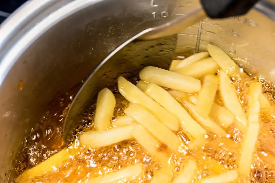 Jak smażyć mrożone frytki na patelni, aby były idealnie chrupiące