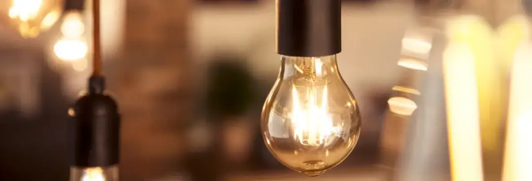 Kto wynalazł żarówkę i kiedy? Zaskakujące fakty o jej historii