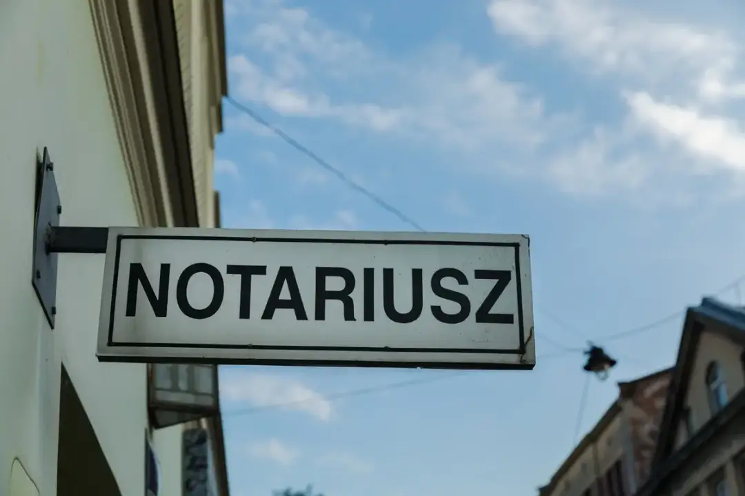 Tabliczka z napisem "NOTARIUSZ" wisi na budynku. Zastanawiasz się, notariusz ile zarabia?