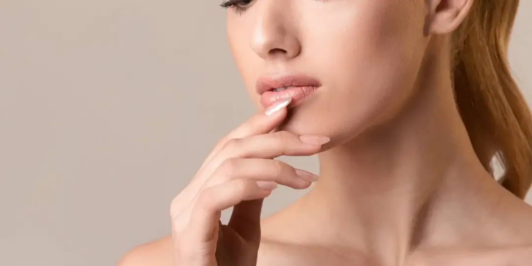 Siniaki po powiększaniu ust: Jak szybko się ich pozbyć?