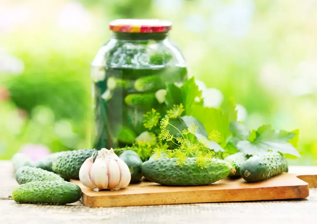 Czy można jeść ogórki kiszone karmiąc piersią? Sprawdź, co warto wiedzieć