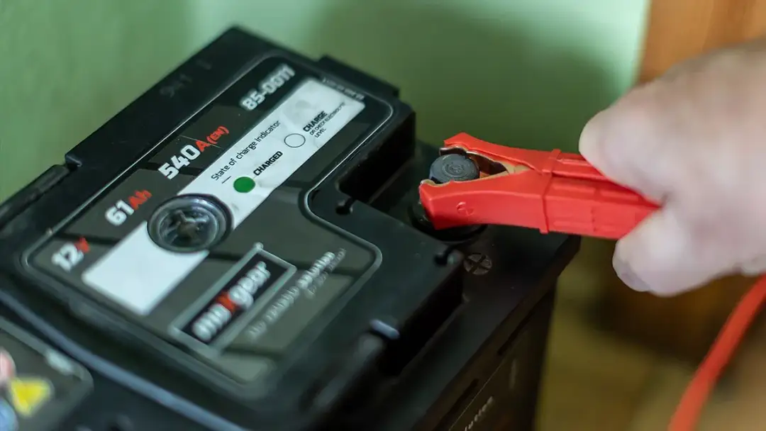 Ile ładować akumulator prostownikiem, aby uniknąć uszkodzeń?