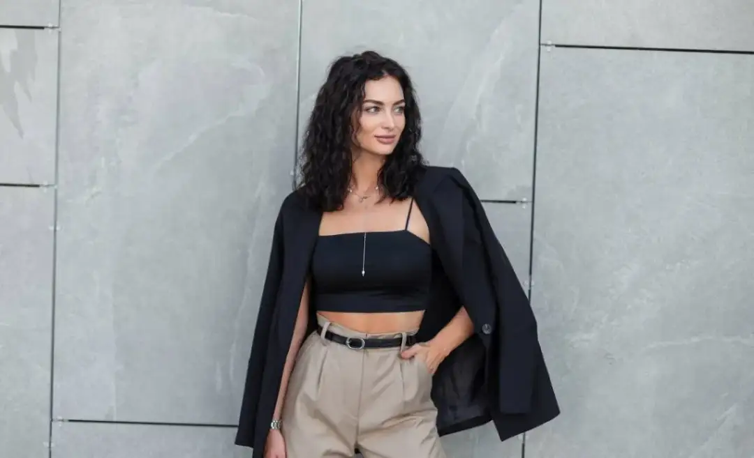 Beżowe spodnie + marynarka: Jak dobrać idealny zestaw?