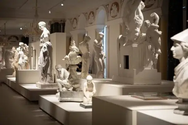 Najpiękniejsze rzeźby w Warszawie, które musisz zobaczyć na żywo