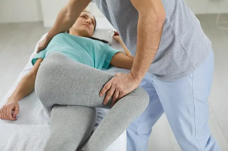 Kiedy rehabilitacja po operacji kręgosłupa? Kluczowe informacje i porady