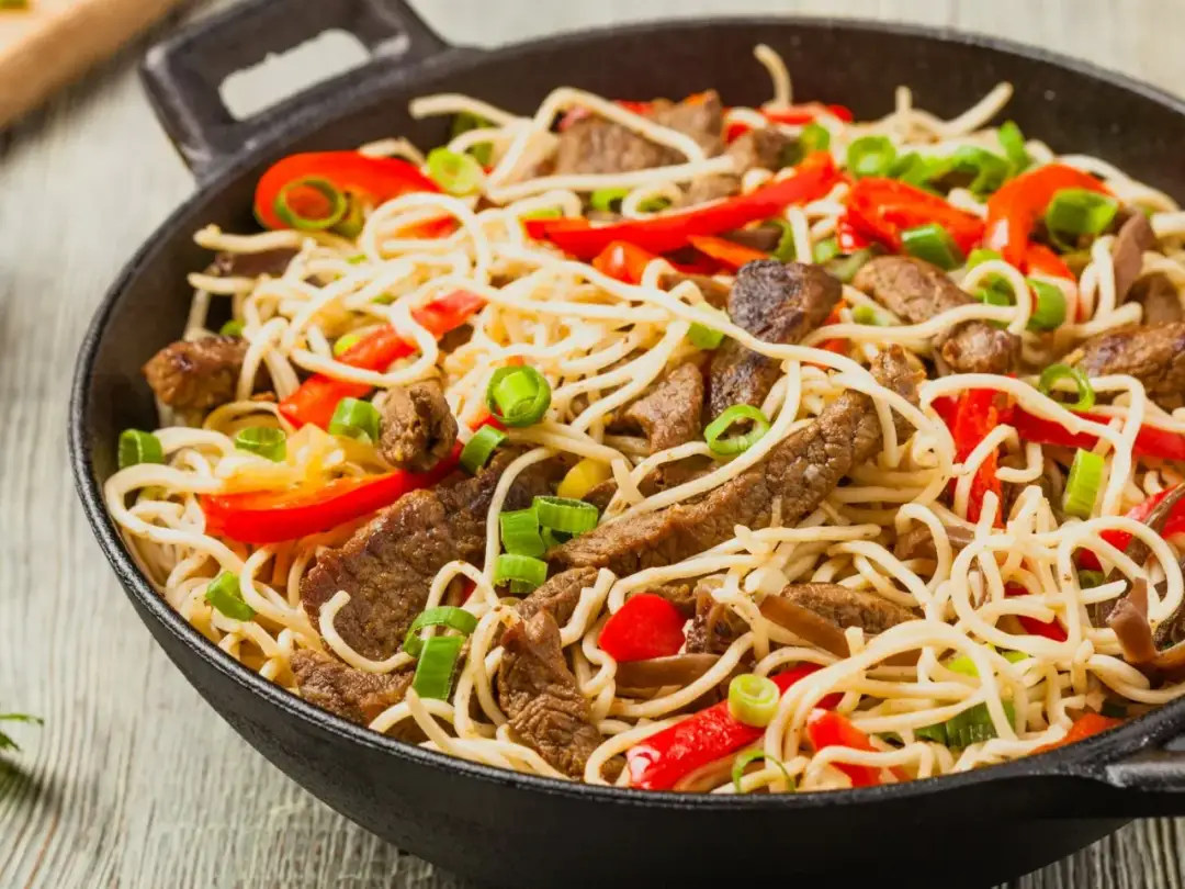 Chow mein: Z czym podawać, by smakował jak z restauracji?